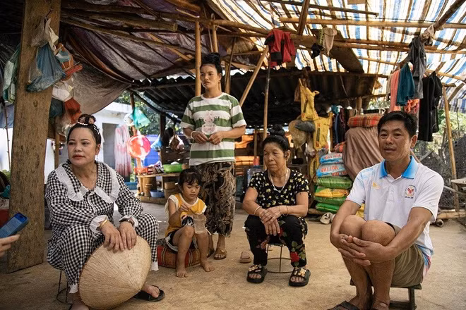 Sau trận lũ quét lịch sử rạng sáng 1/8/2025, ngôi nhà nhỏ của anh Lò Văn Đức trở thành "mái nhà chung" cho hơn 20 con người ở 6 gia đình. 