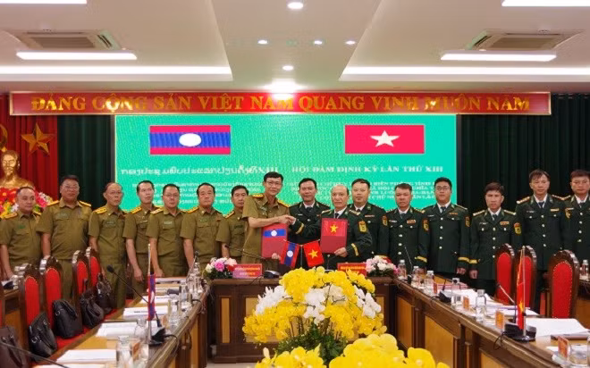 Đại tá Vừ A Khua, Phó Chỉ huy trưởng Ban Chỉ huy Bộ đội Biên phòng tỉnh Điện Biên và Đại tá Pạ Sợt Phổn Mạ Lắt, Phó Giám đốc Ty An ninh tỉnh Luang Prabang trao biên bản ghi nhớ hội đàm. (Ảnh: ANH DŨNG)