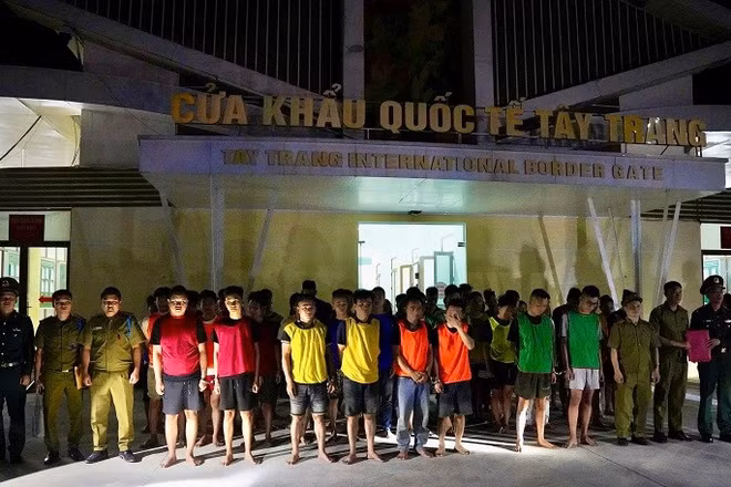 55 đối tượng phạm tội là người Việt Nam được Ban chuyên án di lý về qua Cửa khẩu Quốc tế Tây Trang, tỉnh Điện Biên.