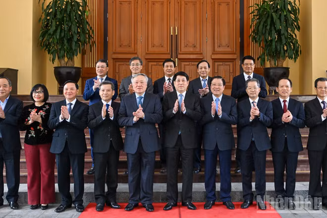 Chủ tịch nước Lương Cường với các đại biểu tại phiên họp.