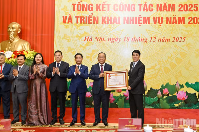 Chủ tịch nước Lương Cường trao Huân chương Lao động hạng Ba tặng Văn phòng Chủ tịch nước.