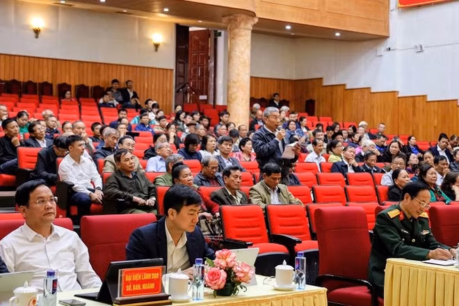 Cử tri tổ 5 Mường Thanh (cũ) thuộc phường Điện Biên Phủ, tỉnh Điện Biên bày tỏ niềm tin tưởng các ứng viên được giới thiệu ứng cử đại biểu Quốc hội tại địa bàn. 