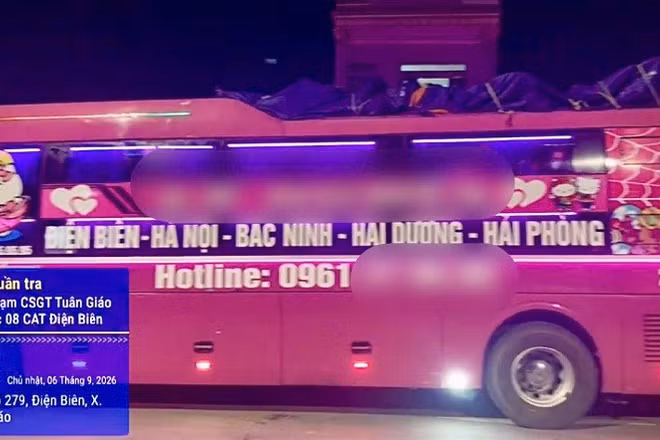 Hàng hóa xếp đầy trên nóc phương tiện, tiềm ẩn nguy hiểm khi tham gia giao thông. (Ảnh: CÔNG AN ĐIỆN BIÊN)
