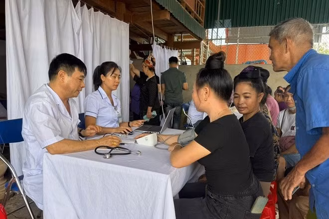 Bác sĩ Bệnh viện Y dược cổ truyền-phục hồi chức năng tỉnh Điện Biên khám sức khỏe cho nhân dân phường Mường Thanh.