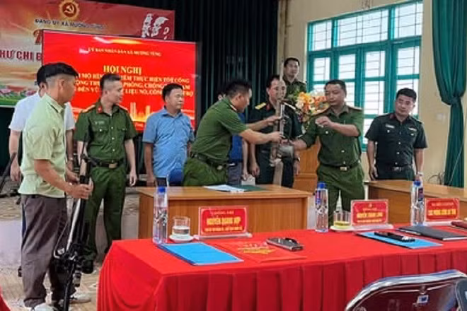 Công an xã Na Sang triển khai mô hình "Xã điểm thu hồi vũ khí, vật liệu nổ". (Ảnh: THU TRANG)