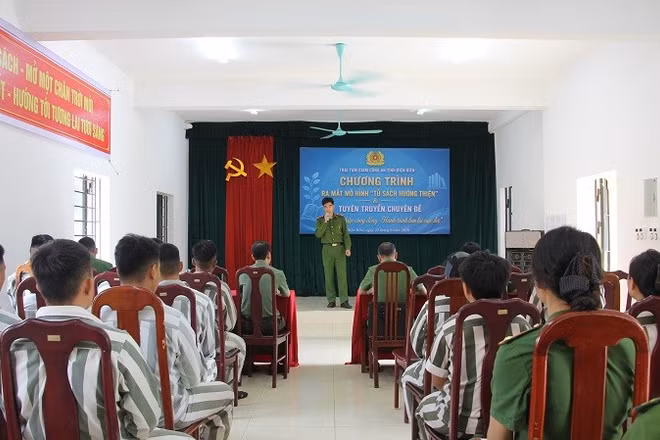 Phạm nhân tại Trại Tạm giam Công an tỉnh Điện Biên dự chương trình đưa "Tủ sách hướng thiện" vào hoạt động. 