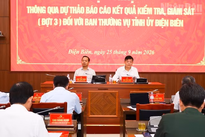 Đồng chí Triệu Văn Chiến, Ủy viên Ủy ban Kiểm tra Trung ương (bên phải) và đồng chí Trần Tiến Dũng, Ủy viên Trung ương Đảng, Bí thư Tỉnh ủy Điện Biên đồng chủ trì hội nghị. (Ảnh: LÊ LAN)