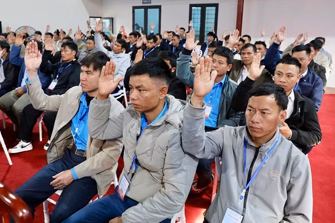 Công nhân Công ty cổ phần Cao-su Điện Biên biểu quyết các nội dung giữa người lao động với chủ sử dụng lao động trong thỏa ước lao động tập thể.