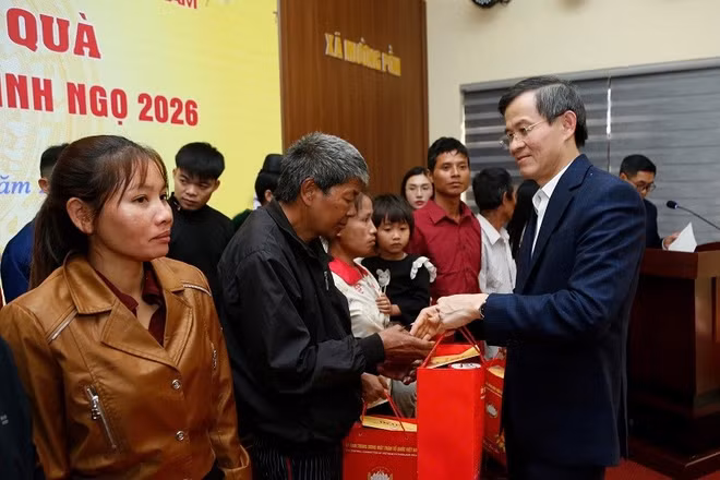 Đồng chí Đoàn Minh Huấn, Ủy viên Bộ Chính trị, Bí thư Đảng ủy, Giám đốc Học viện Chính trị quốc gia Hồ Chí Minh trao quà tặng người nghèo xã Mường Pồn, tỉnh Điện Biên.