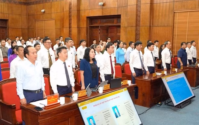 Đại biểu Hội đồng nhân dân tỉnh Điện Biên chào cờ trong chương trình khai mạc Kỳ họp thứ 3, được tổ chức ngày 29/6.