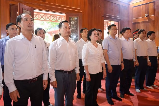 Đồng chí Phạm Thị Thanh Trà, Bí thư Trung ương Đảng, Phó Thủ tướng Chính phủ cùng các đồng chí lãnh đạo tỉnh Điện Biên, thành viên đoàn công tác dâng hương tưởng nhớ Đại tướng Võ Nguyên Giáp. (Ảnh: MAI GIÁP)