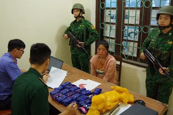 Lò Thị Hương cùng tang vật tại cơ quan điều tra. (Ảnh: ANH DŨNG)