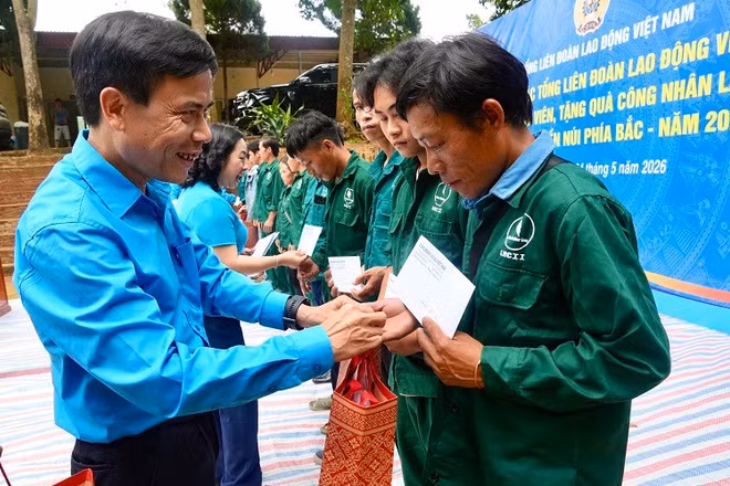 Ông Hoàng Xuân Lợi, Chủ tịch Công đoàn Công ty Cổ phần Cao-su Điện Biên trao quà, động viên công nhân trong Tháng Công nhân 2026.