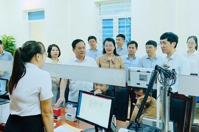 Đồng chí Nguyễn Tiến Đạt, Giám đốc Sở Nội vụ, Phó Ban Tổ chức Tỉnh ủy Điện Biên kiểm tra việc vận hành tại Trung tâm phục vụ hành chính công xã Mường Ảng.