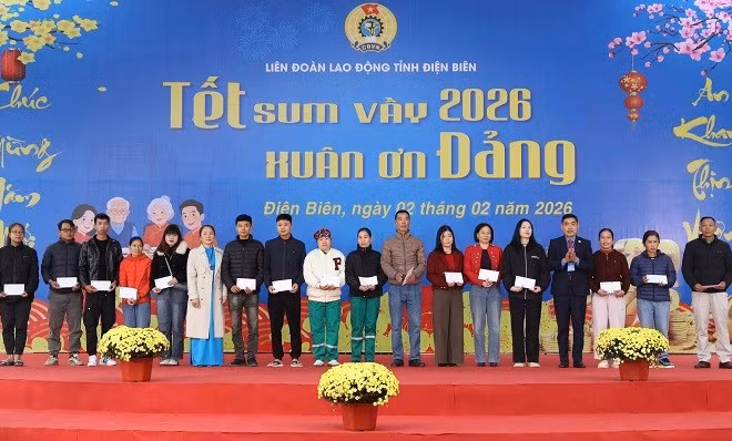 Lãnh đạo Liên đoàn Lao động tỉnh Điện Biên trao quà tặng đoàn viên, công nhân, người lao động.