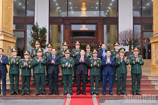 Chủ tịch nước Lương Cường với các đại biểu tại Trụ sở Quân khu 2.
