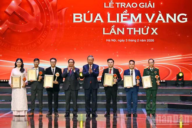 Tổng Bí thư Tô Lâm và Thủ tướng Phạm Minh Chính trao giải A tặng các tác giả, đại diện nhóm tác giả đạt Giải Búa liềm vàng lần thứ X.