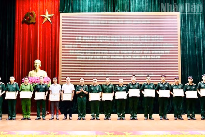 Lãnh đạo Bộ Chỉ huy Quân sự tỉnh Điện Biên trao Giấy khen tặng các cá nhân có thành tích xuất sắc, đột xuất trong thực hiện Chiến dịch 500 ngày đêm tại tỉnh Điện Biên. (Ảnh: LÊ LAN)