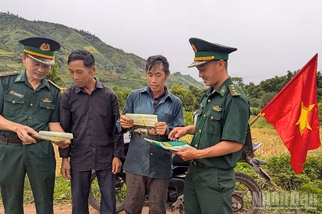 Cán bộ chiến sĩ Đồn Biên phòng Na Cô Sa (tỉnh Điện Biên) tuyên truyền nâng cao ý thức nhân dân trên địa bàn trong đấu tranh, phòng chống tội phạm ma túy. (Ảnh: LÊ LAN)