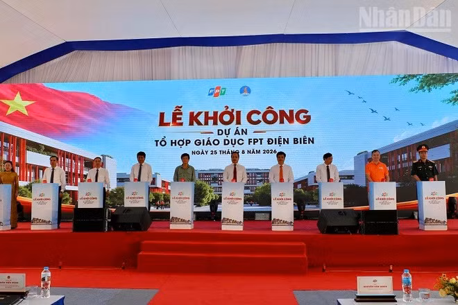 Các đồng chí lãnh đạo tỉnh Điện Biên cùng lãnh đạo Tập đoàn FPT và các đại biểu ấn nút khởi công dự án Tổ hợp giáo dục FPT tại Điện Biên. (Ảnh: LÊ LAN)