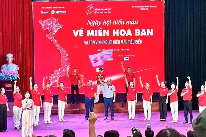 Đại diện Ban tổ chức Hành trình đỏ Trung ương cùng các tình nguyện viên tỉnh Điện Biên hô vang khẩu hiệu hiến máu cứu người - nghĩa cử cao đẹp nhân văn. 
