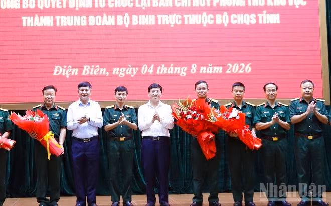 Các đồng chí lãnh đạo tỉnh và lãnh đạo Bộ Chỉ huy Quân sự tỉnh Điện Biên tặng hoa chúc mừng Đảng ủy, Ban Chỉ huy 2 Trung đoàn Bộ binh mới thành lập. 