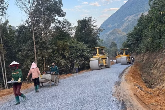Người dân các bản Rạng Đông, bản Bon, Phảng Củ góp sức cùng đơn vị thi công đẩy nhanh tiến độ làm đường từ quốc lộ 6 nối các xã vùng khó ở tỉnh Điện Biên. 