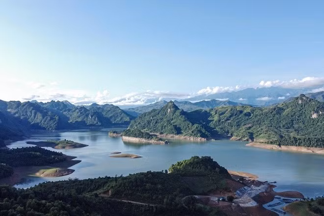 Bên dòng Đà giang ở xã Tủa Thàng (tỉnh Điện Biên), bao đời nay cuộc sống của người dân tộc Dao cứ nối tiếp trong lặng lẽ yên bình. (Ảnh: TIỂU DŨNG)