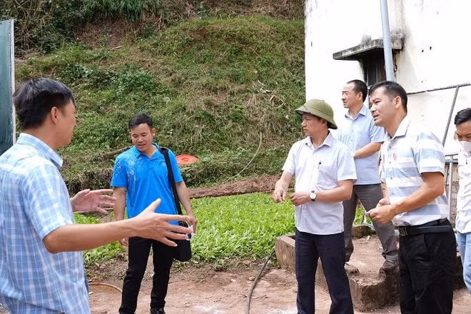 Cán bộ y tế tỉnh Điện Biên hướng dẫn cán bộ xã Nậm Kè cách tuyên truyền người dân phòng bệnh; đồng thời thực hiện nghiêm phun khử khuẩn quanh khu vực.