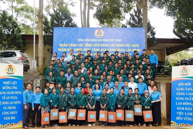 Lãnh đạo Tổng Liên đoàn Lao động Việt Nam cùng lãnh đạo các đơn vị trao quà, động viên công nhân, người lao động 4 công ty cao-su khu vực miền núi phía bắc thuộc Tập đoàn Công nghiệp Cao-su Việt Nam.