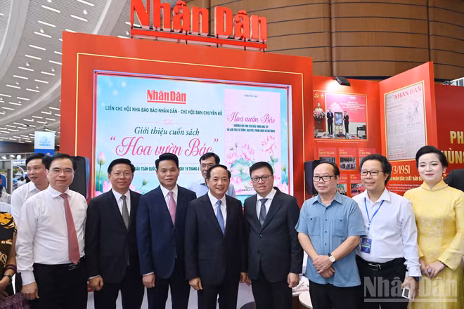 Trưởng Ban Tuyên giáo và Dân vận Trung ương Trịnh Văn Quyết cùng các đại biểu gian trưng bày của Báo Nhân Dân.