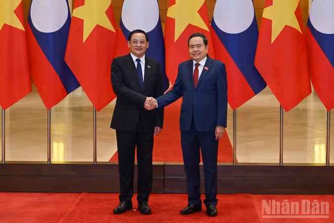 Chủ tịch Quốc hội Trần Thanh Mẫn và Thủ tướng Lào Sonexay Siphandone.