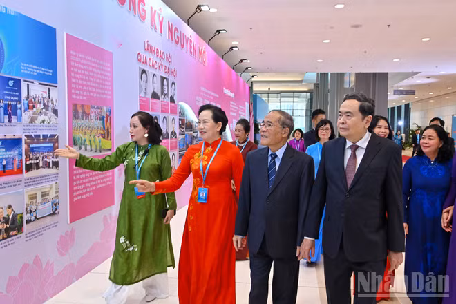 Chủ tịch Quốc hội Trần Thanh Mẫn cùng các đại biểu tham quan trưng bày bên lề Đại hội.