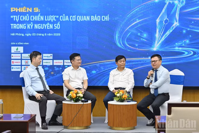 Tổng Biên tập Báo Nhân Dân Lê Quốc Minh phát biểu tại phiên thảo luận với chủ đề “Tự chủ chiến lược của cơ quan báo chí trong kỷ nguyên số”.
