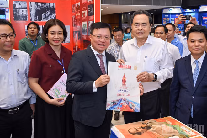 Tổng Biên tập Báo Nhân Dân Lê Quốc Minh tặng ấn phẩm đặc biệt kỷ niệm 101 năm Ngày Báo chí cách mạng Việt Nam tới Chủ tịch Quốc hội Trần Thanh Mẫn.
