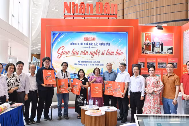 Liên Chi hội Nhà báo Báo Nhân Dân trao quà tặng các cộng tác viên, văn nghệ sĩ làm báo Hải Phòng tại buổi giao lưu.