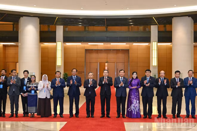 Chủ tịch Quốc hội Trần Thanh Mẫn với các đại biểu tại buổi tiếp.