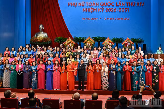 Chủ tịch Quốc hội Trần Thanh Mẫn tặng hoa chúc mừng Ban Chấp hành Trung ương Hội Liên hiệp Phụ nữ Việt Nam khóa XIV.