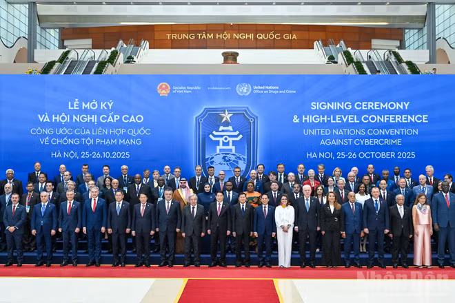 Chủ tịch nước Lương Cường, Tổng thư ký Liên hợp quốc và lãnh đạo, đại diện các nước tham dự Lễ mở ký Công ước của Liên hợp quốc về chống tội phạm mạng. (Ảnh: THỦY NGUYÊN)