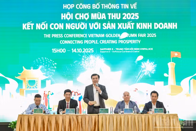 Thứ trưởng Công thương Nguyễn Sinh Nhật Tân; Thứ trưởng Văn hóa, Thể thao và Du lịch Hồ An Phong cùng lãnh đạo các đơn vị thuộc hai Bộ và Ủy ban nhân dân thành phố Hà Nội chủ trì họp báo.