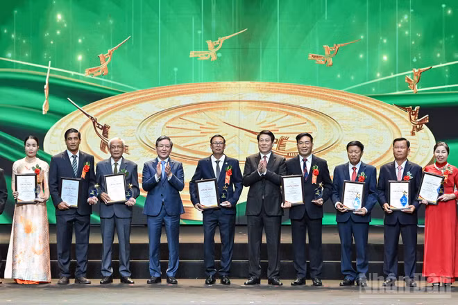 Chủ tịch nước Lương Cường và Chủ tịch Ban Chấp hành Trung ương Hội Nông dân Việt Nam Lương Quốc Đoàn trao biểu trưng và chứng nhận tặng nhóm Những nông dân tỷ phú và Hội nhập quốc tế.