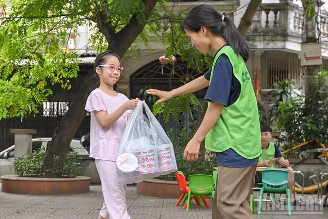 Nếu bạn cũng đang băn khoăn rằng mình có thể làm gì cho môi trường và cộng đồng, hãy bắt đầu từ hành động nhỏ nhất. Cùng Tagom tham gia dự án xã hội thu gom vỏ hộp sữa và giấy trắng, rác thải đã qua sử dụng, sau đó chuyển đến nhà máy tái chế để gây quỹ, quy đổi thành những phần quà xanh, thân thiện môi trường như cây cảnh, túi vải, quà lưu niệm.