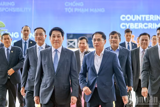 Chủ tịch nước Lương Cường, Phó Thủ tướng Bùi Thanh Sơn cùng các đại biểu tới kiểm tra buổi tổng duyệt chuẩn bị cho Lễ mở ký và Hội nghị cấp cao Công ước Liên hợp quốc về chống tội phạm mạng.
