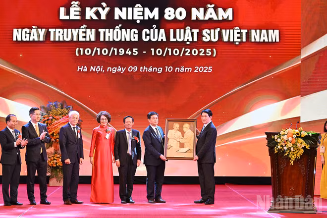 Chủ tịch nước Lương Cường trao quà tặng Liên đoàn Luật sư Việt Nam tại lễ kỷ niệm.