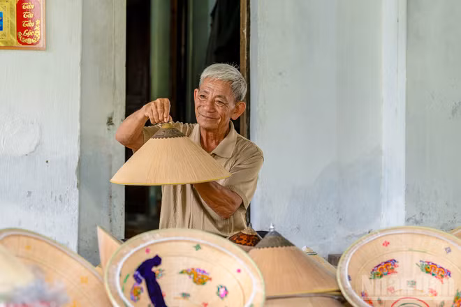 Ông Đỗ Văn Lan 78 tuổi, là người cao tuổi nhất hằng ngày vẫn trực tiếp sản xuất nón ngựa nổi tiếng lừng lẫy trong làng Phú Gia, xã Xuân An, tỉnh Gia Lai. Gia đình ông Lan hiện đang có bộ sưu tập gồm 18 chiếc chóp bạc, trong đó có 8 chiếc cổ và 10 chiếc cách tân mới nghiên cứu làm được.