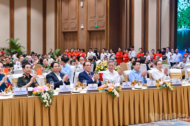 Tổng Bí thư Tô Lâm cùng các đồng chí lãnh đạo, nguyên lãnh đạo Đảng, Nhà nước dự buổi gặp mặt.