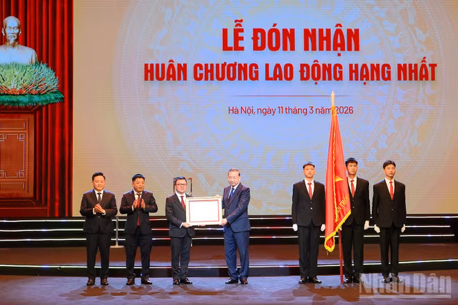 Tổng Bí thư Tô Lâm trao Huân chương Lao động Nhất tặng Báo Nhân Dân tại Lễ kỷ niệm 75 năm Ngày Báo Nhân Dân ra số đầu.
