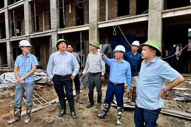 Đồng chí Lê Hồng Nam (thứ hai từ phải sang), Phó Giám đốc Sở Xây dựng Điện Biên cùng đại diện chủ đầu tư, nhà thầu thi công và lãnh đạo Tổng Công ty Thương mại và Xây dựng số 6 Điện Biên thống nhất lập biểu đường găng tiến độ cụ thể từng hạng mục công trình xây dựng Trường nội trú liên cấp Nà Bủng.
