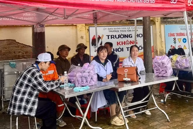 Cán bộ Trung tâm Y tế Tủa Chùa trực, bảo đảm y tế tại điểm thi trên địa bàn xã Tủa Chùa. 
