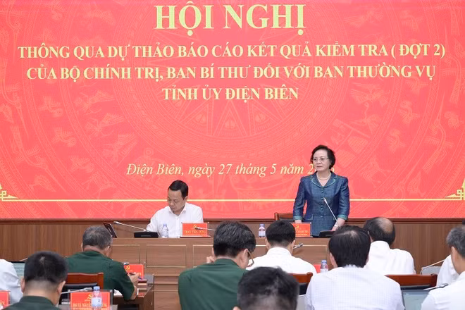 Phó Thủ tướng Phạm Thị Thanh Trà chủ trì hội nghị thông qua dự thảo báo cáo kết quả kiểm tra (đợt 2) của Bộ Chính trị, Ban Bí thư đối với Ban Thường vụ Tỉnh ủy Điện Biên. (Ảnh: MAI GIÁP)